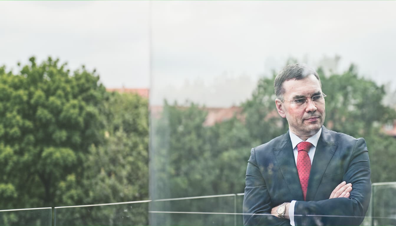 Portret adwokata Lutza Färbera, w zamyśleniu przed szklaną fasadą